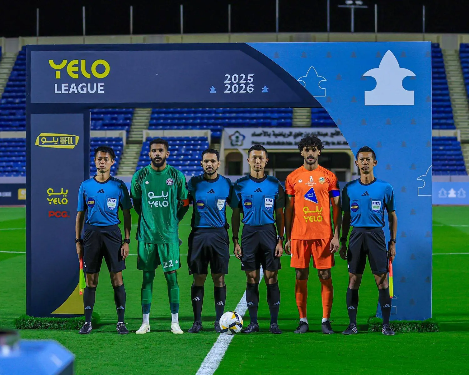 طاقم التحكيم الياباني خلال مواجهة العدالة والزلفي (رابطة الدرجة الأولى) 