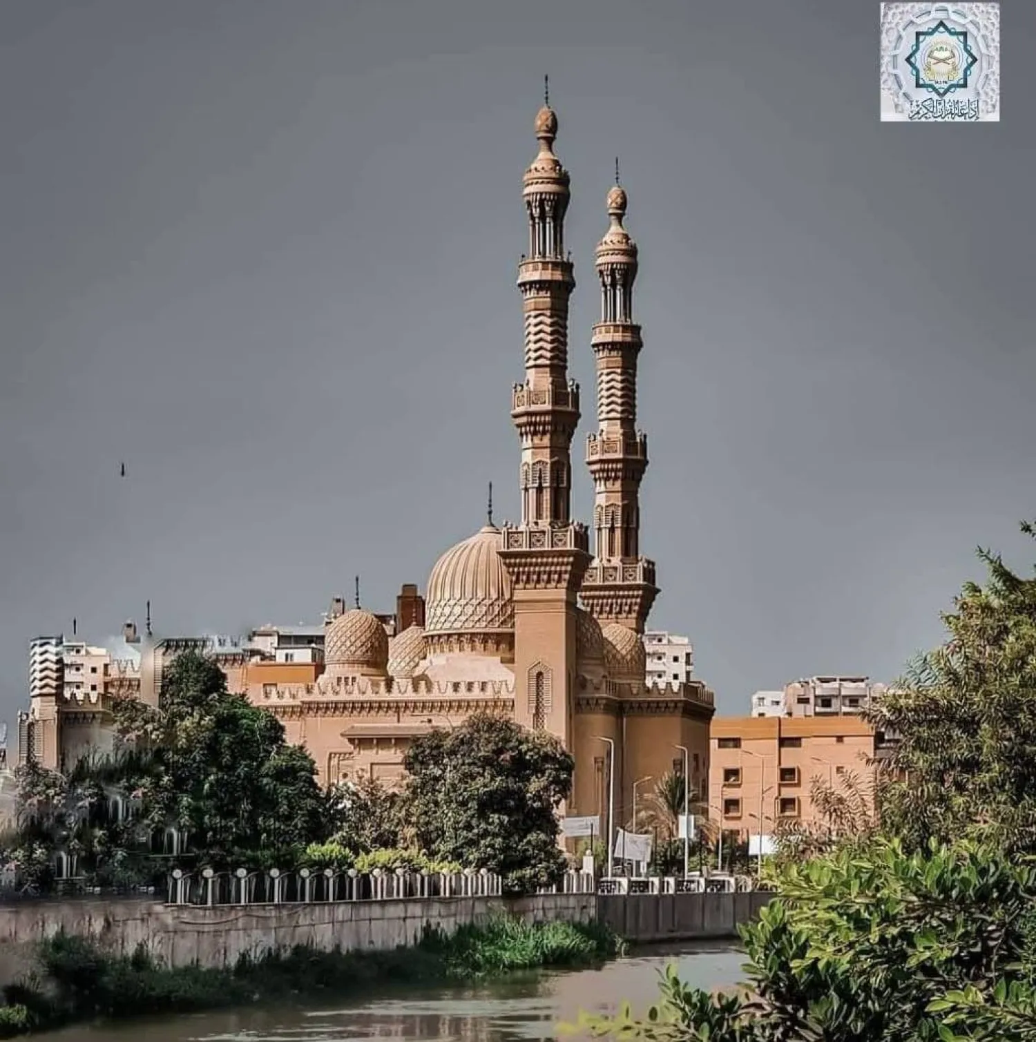 ملصق ترويجي يحمل اسم إذاعة «القرآن الكريم» (حساب الإذاعة على موقع فيسبوك)