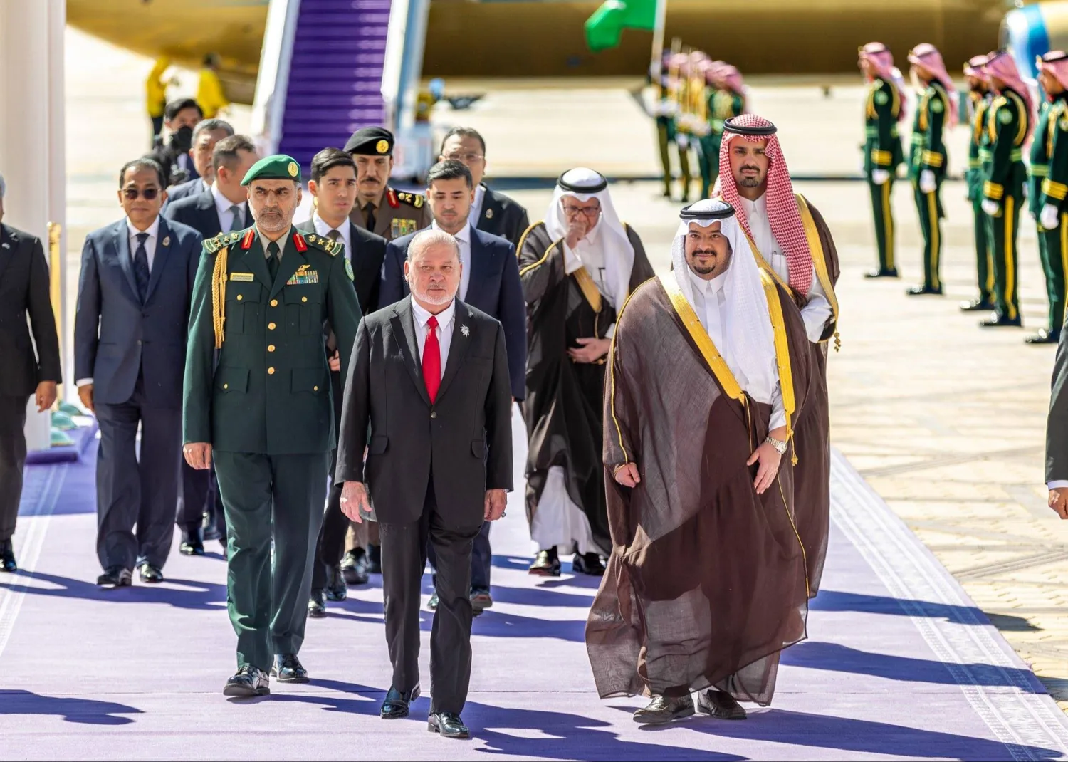 العاهل الماليزي السلطان إبراهيم بن إسكندر لدى وصوله إلى العاصمة السعودية (إمارة الرياض) 