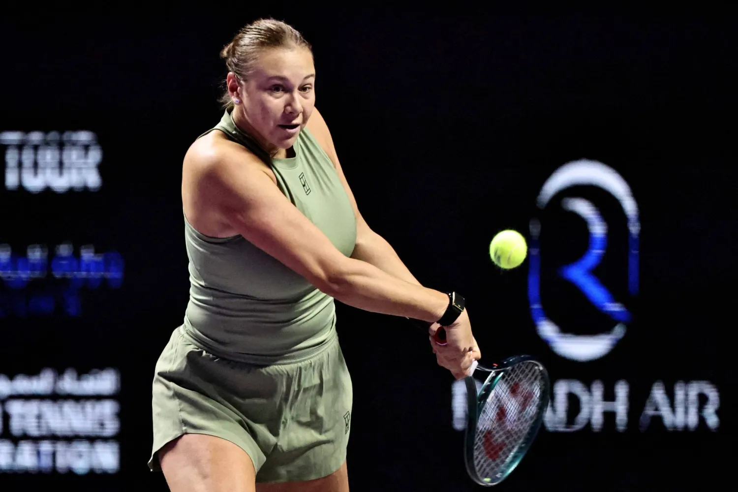 أماندا أنيسيموفا حققت فوزها الأول بالرياض (أ.ف.ب)