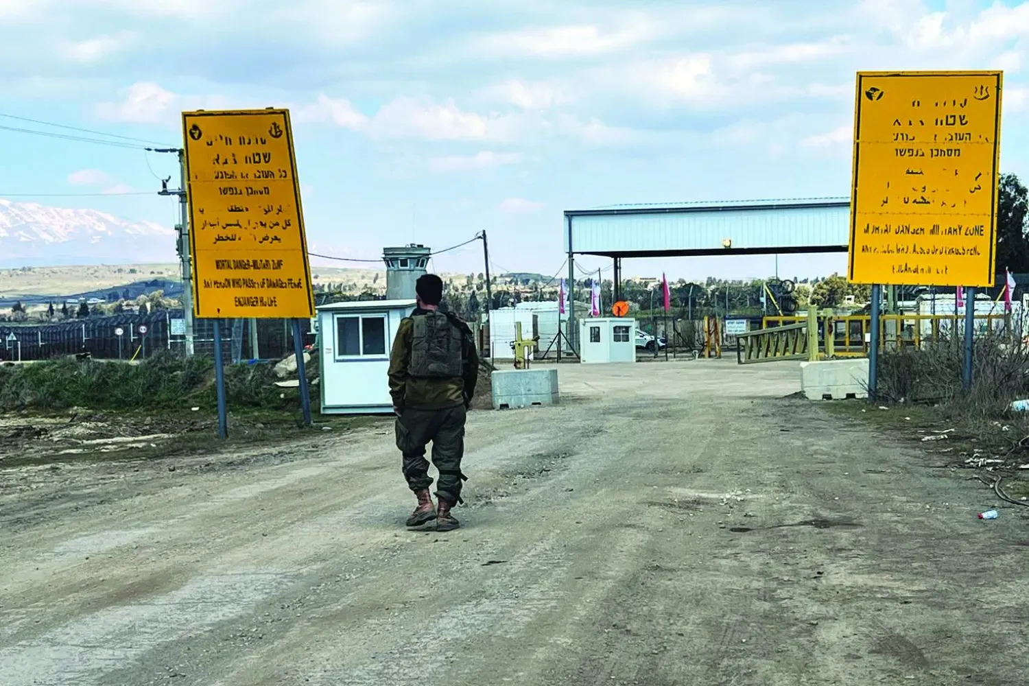 Golan Tepeleri'ndeki Kuneytra sınır kapısında bir İsrail askeri (arşiv - Reuters)