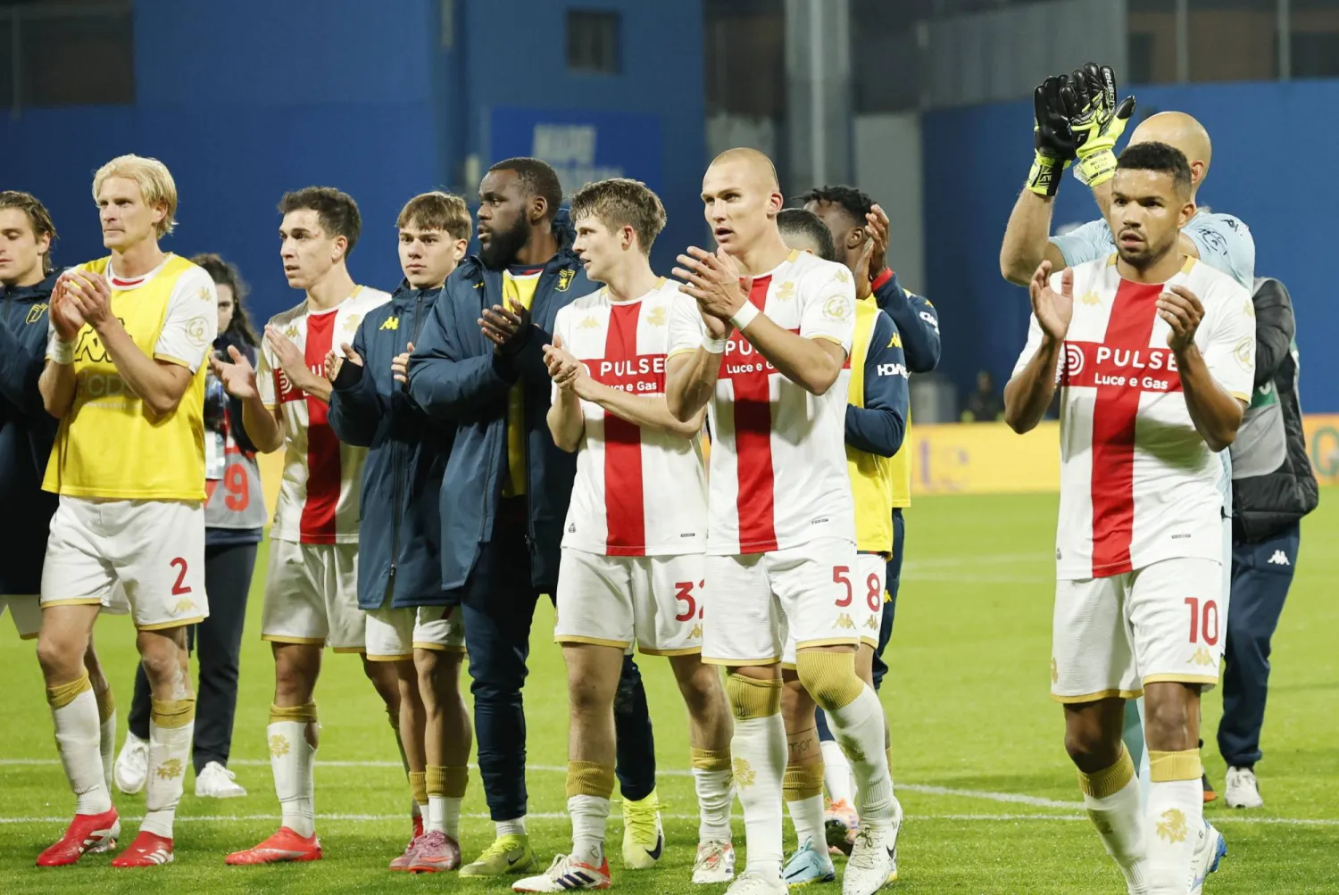 فرحة لاعبي جنوا مع جماهيرهم بالفوز على ساسولو (إ.ب.أ)