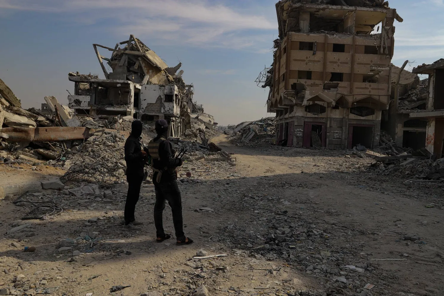 مقاتلون من «كتائب القسام» الجناح العسكري لحركة «حماس» في شرق قطاع غزة (إ.ب.أ) 