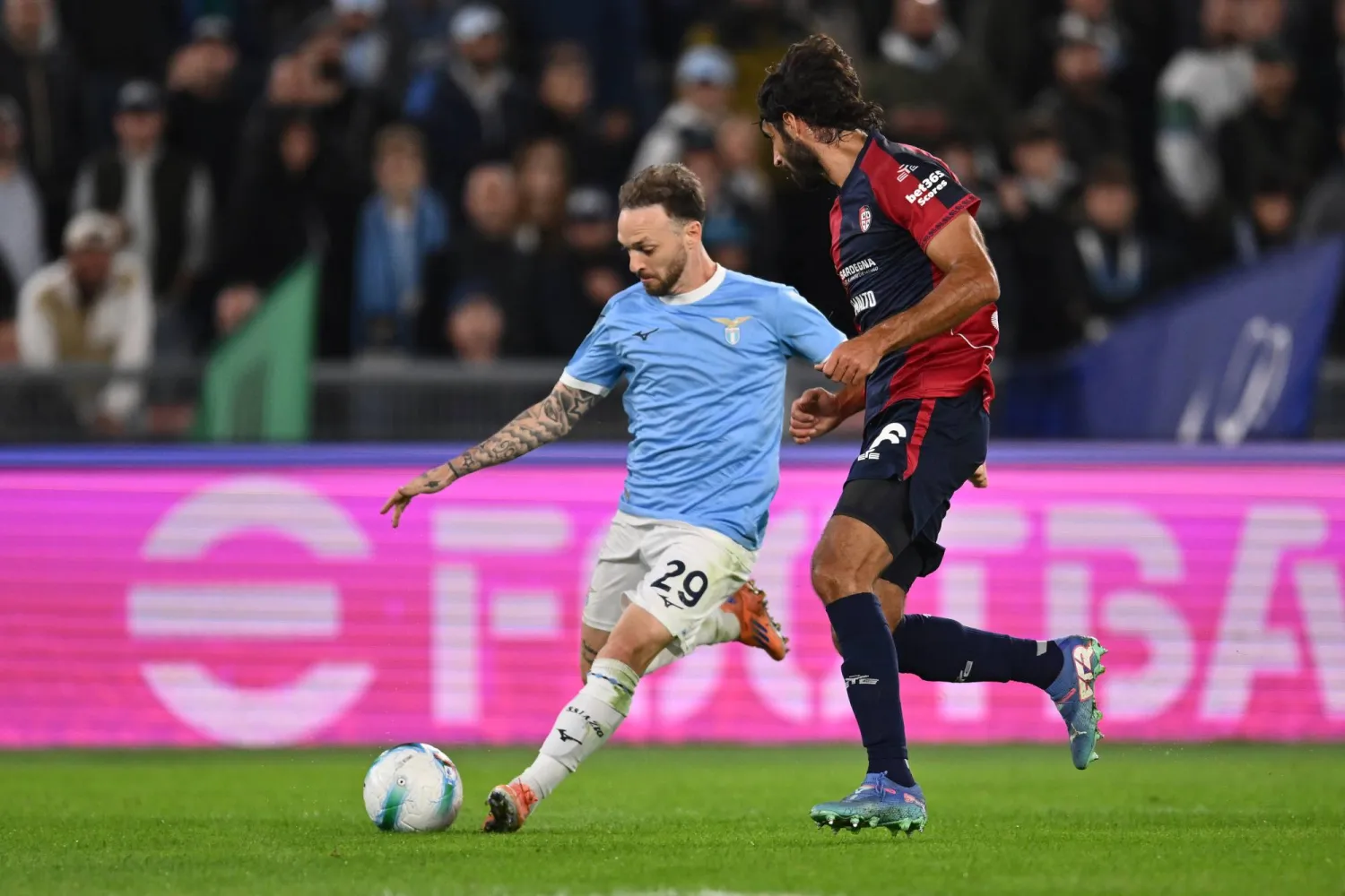 لاتسيو هزم كالياري بثنائية (د.ب.أ)