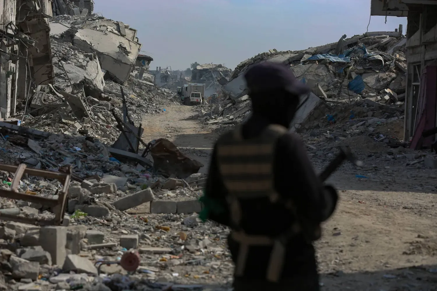 Pazar günü Gazze Şeridi'nin doğusunda İsrailli rehinelerin cesetlerini arama çalışmaları devam ederken görülen Hamas'ın askeri kanadı İzzettin el-Kassam Tugayları üyesi (EPA)