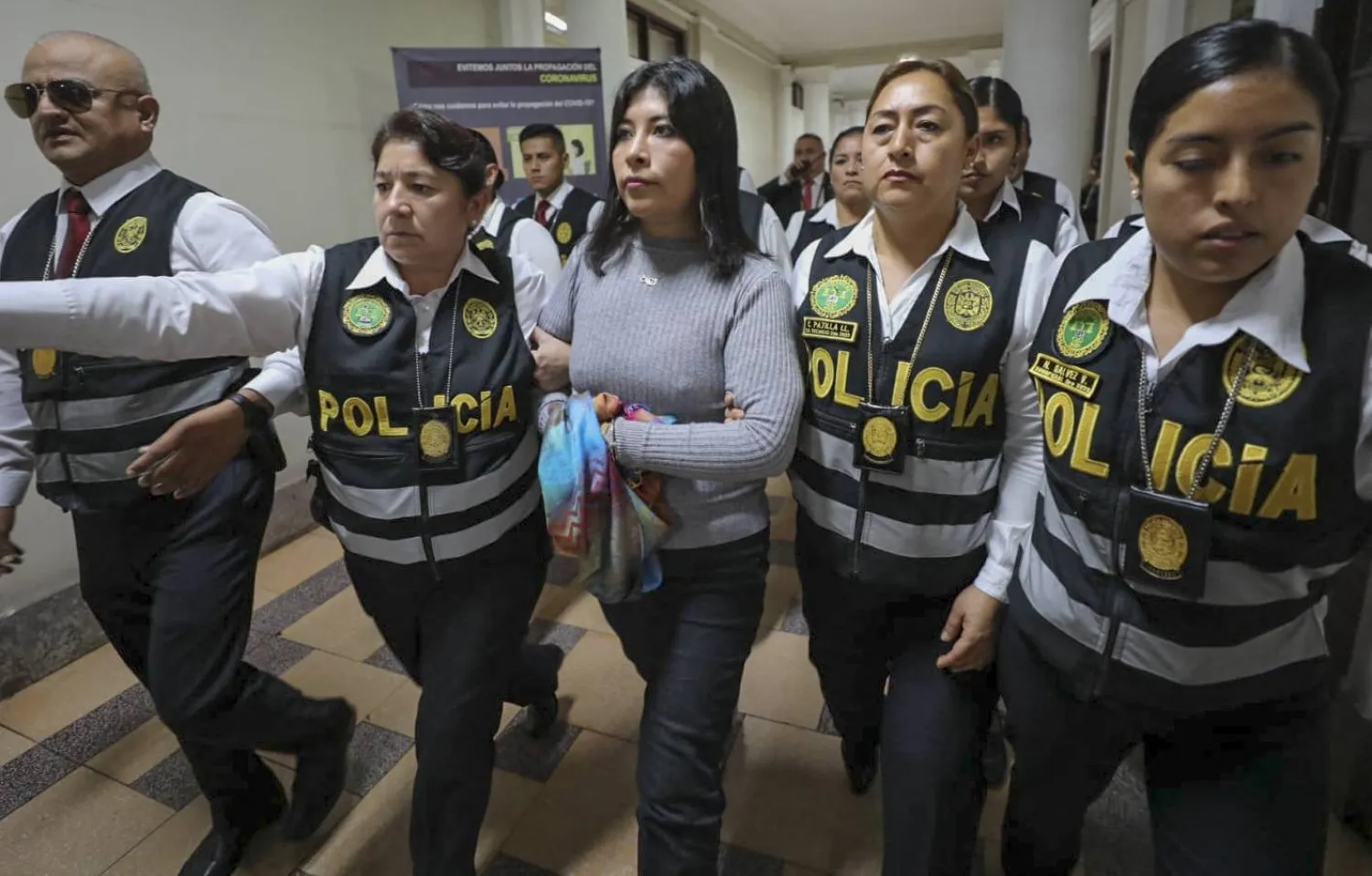 خلال اقتياد رئيسة الوزراء السابقة بيتسي تشافيز إلى المحاكمة في يوينيو الماضي (أرشيفية - أ.ف.ب)