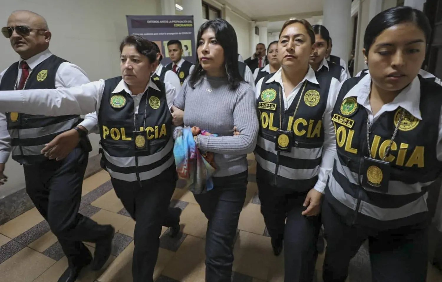 Geçtiğimiz haziran ayında eski Başbakan Betsy Chavez yargılanmak üzere götürülüyor (Arşiv - AFP)