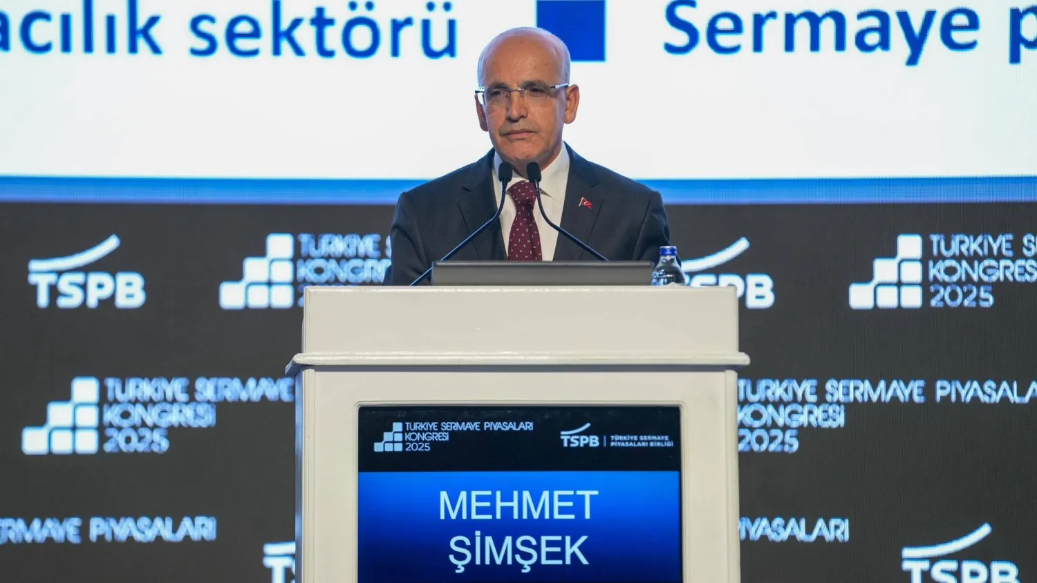 وزير المالية التركي يتحدث أمام حشد من المصرفيين والمستثمرين في إسطنبول (إكس)