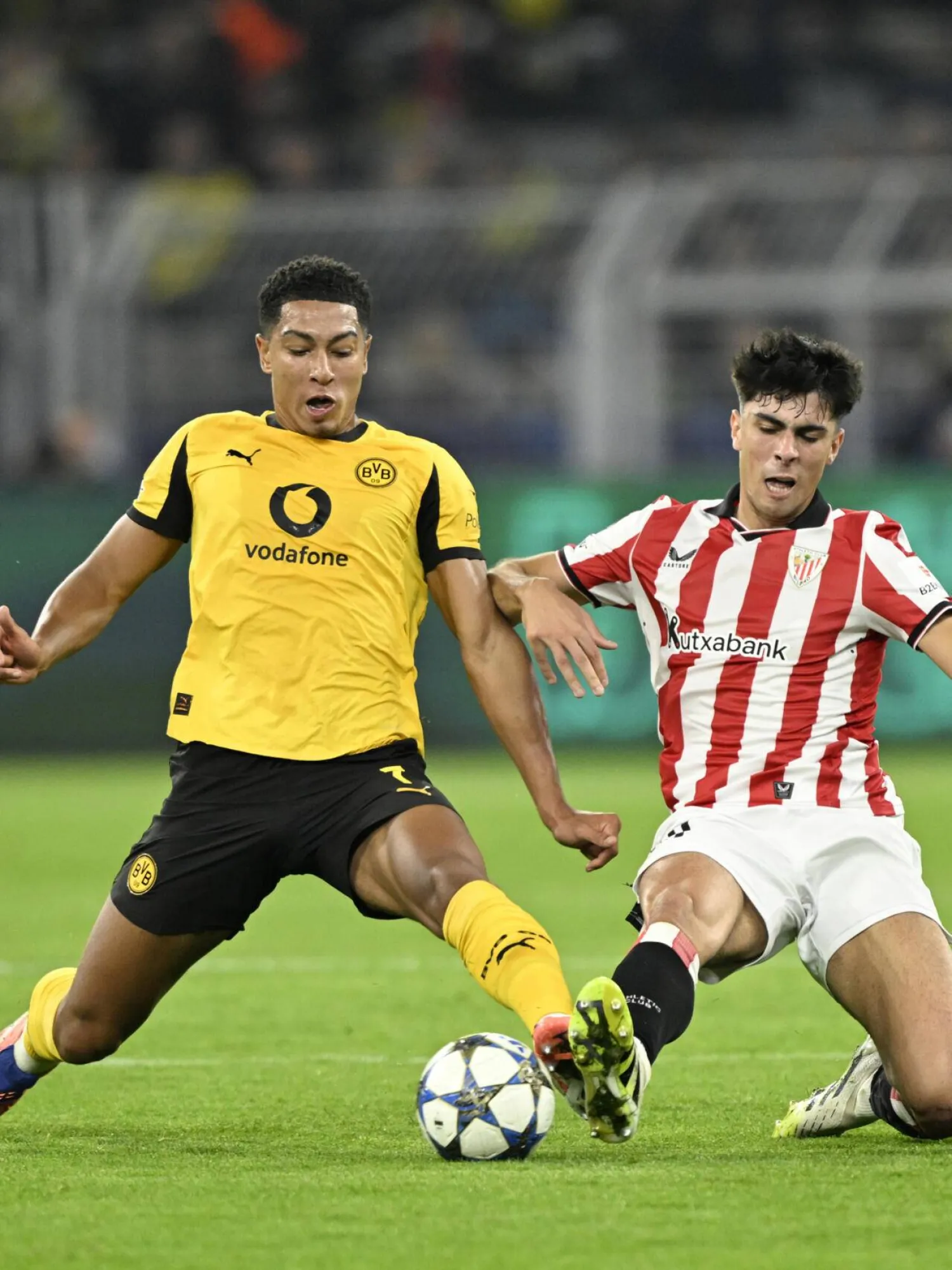 Borussia Dortmund midfielder Jobe Bellingham (L) has improved in recent weeks. INA FASSBENDER / AFP
