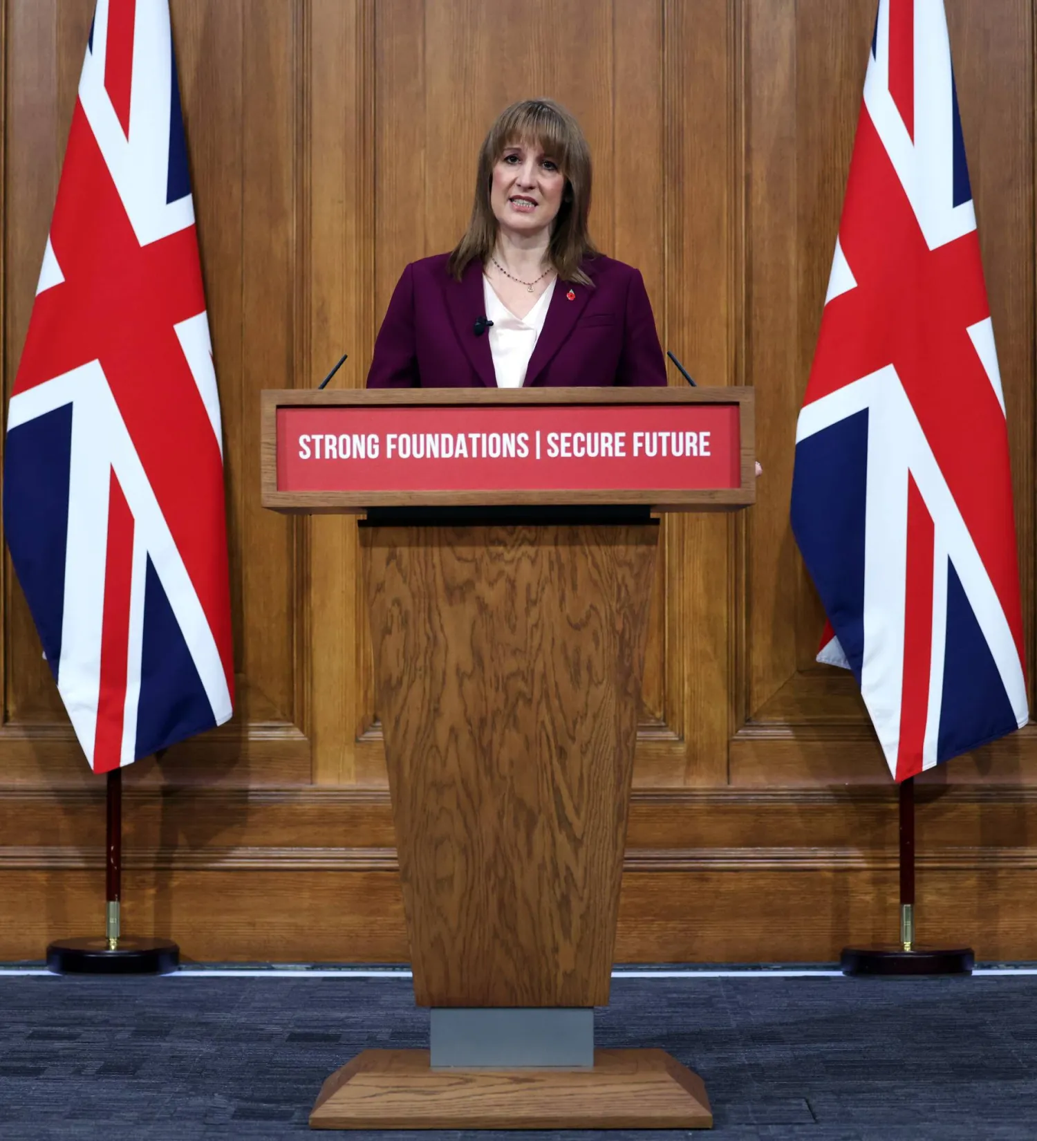 راشيل ريفز تلقي خطاباً تمهيدياً للموازنة في داونينغ ستريت (إ.ب.أ)
