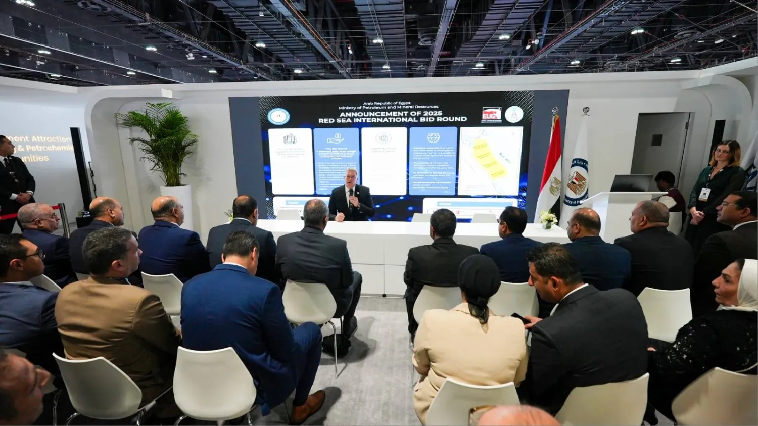 وزير البترول المصري كريم بدوي خلال إعلانه عن المزايدة على هامش مؤتمر «أديبك» (وزارة البترول المصرية)