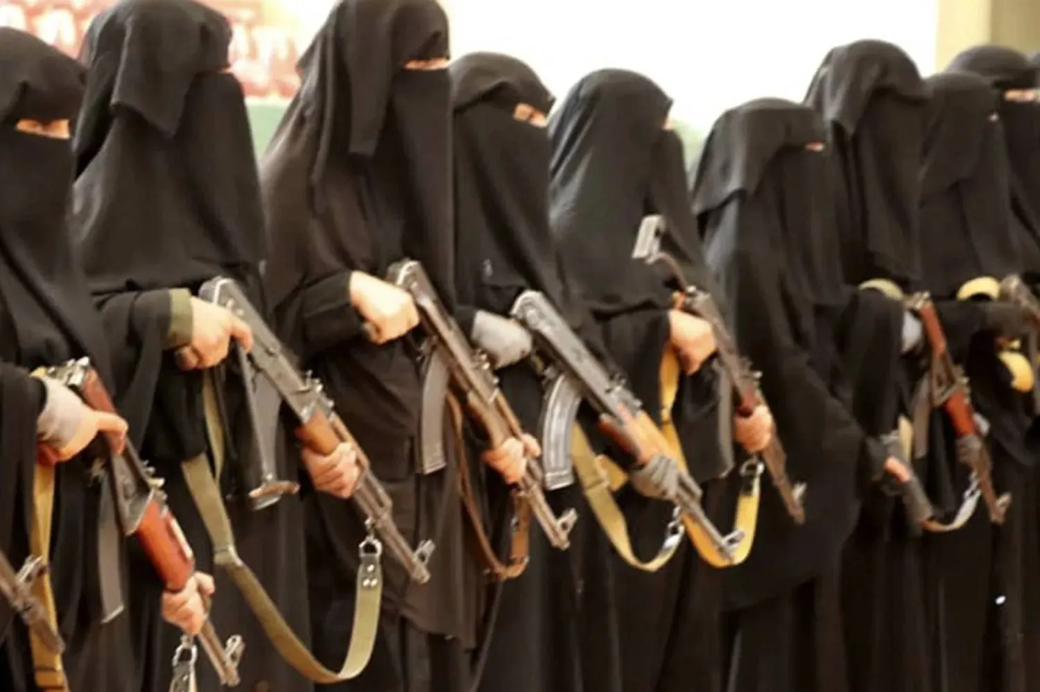 تجمع لعناصر من الجناح النسائي القمعي الحوثي المعروف بـ«الزينبيات»... (إكس)