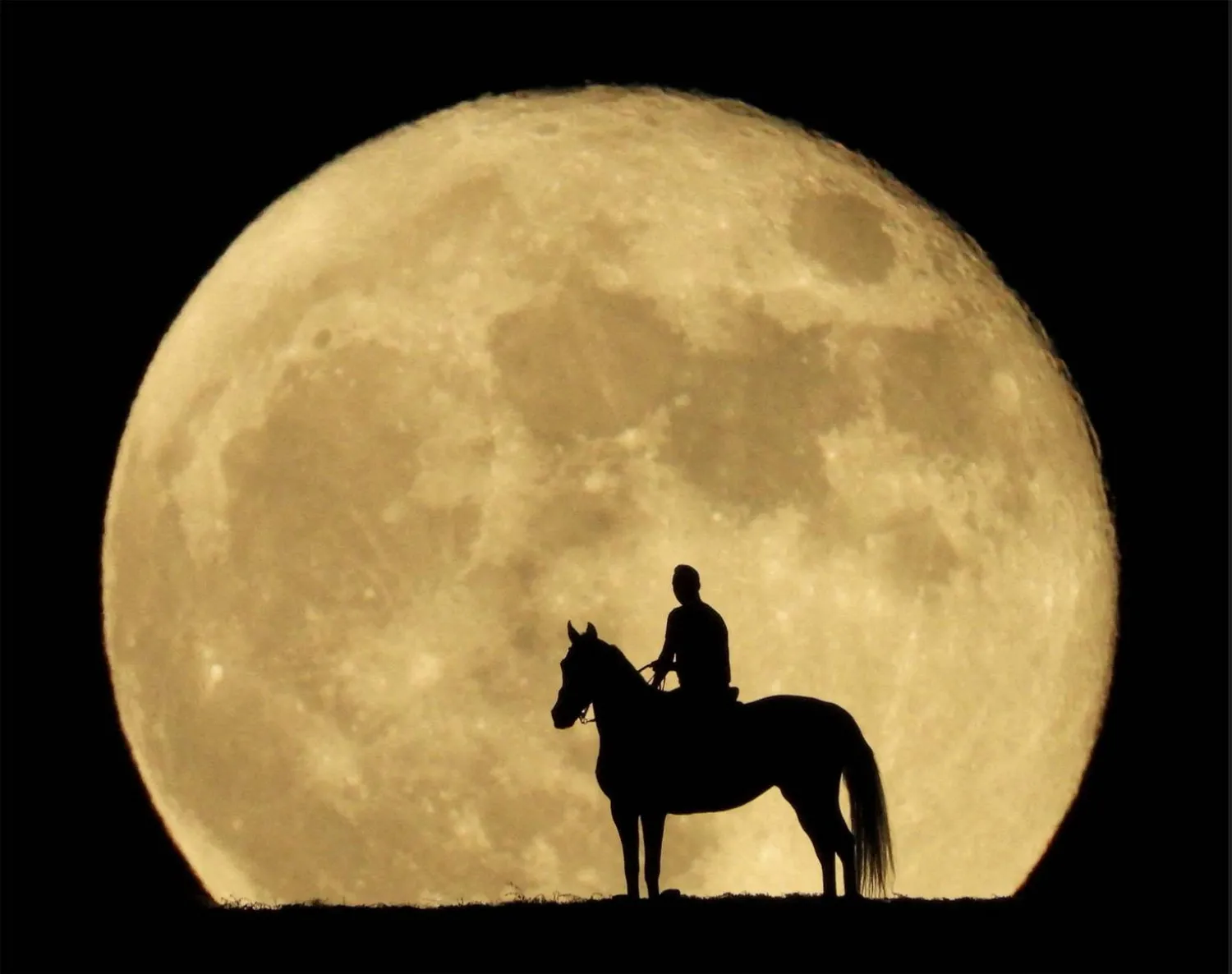 يفيض على السماء ويُذهل العين (رويترز)