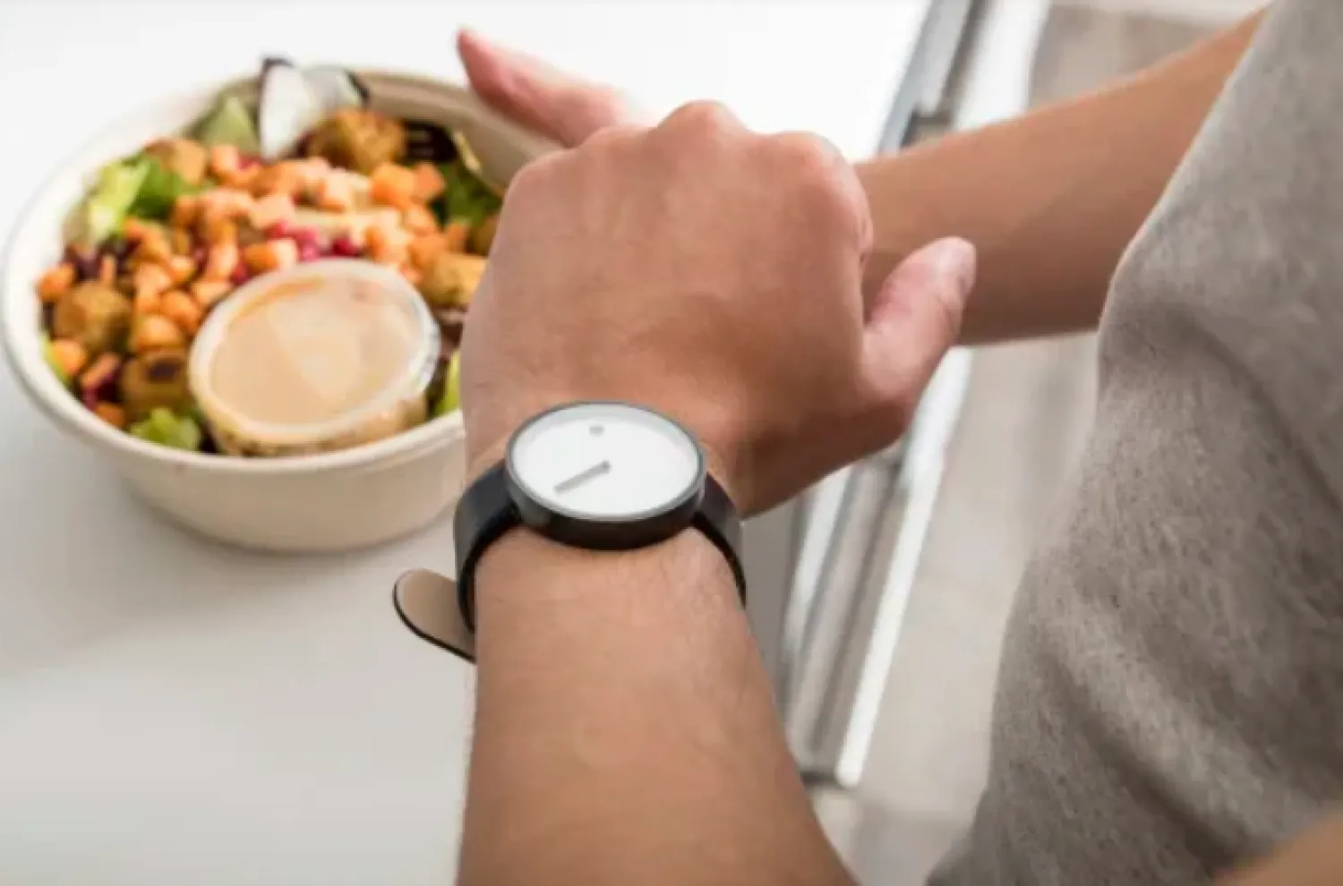 الصيام المتقطع لا يُضعف بشدة حدة الذهن ومهارات التفكير لدى البالغين (أ.ب)