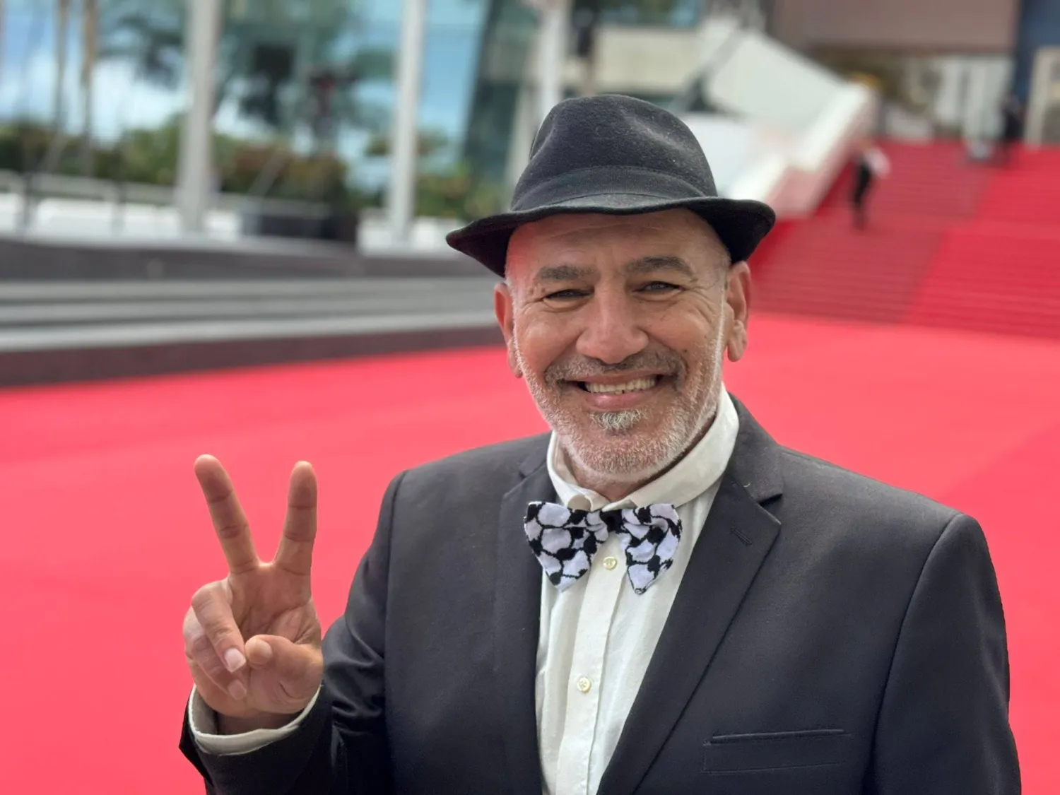 المخرج الفلسطيني رشيد مشهراوي يعود لتصوير أحدث أفلامه «أولاد البلاد» (حسابه على «فيسبوك»)