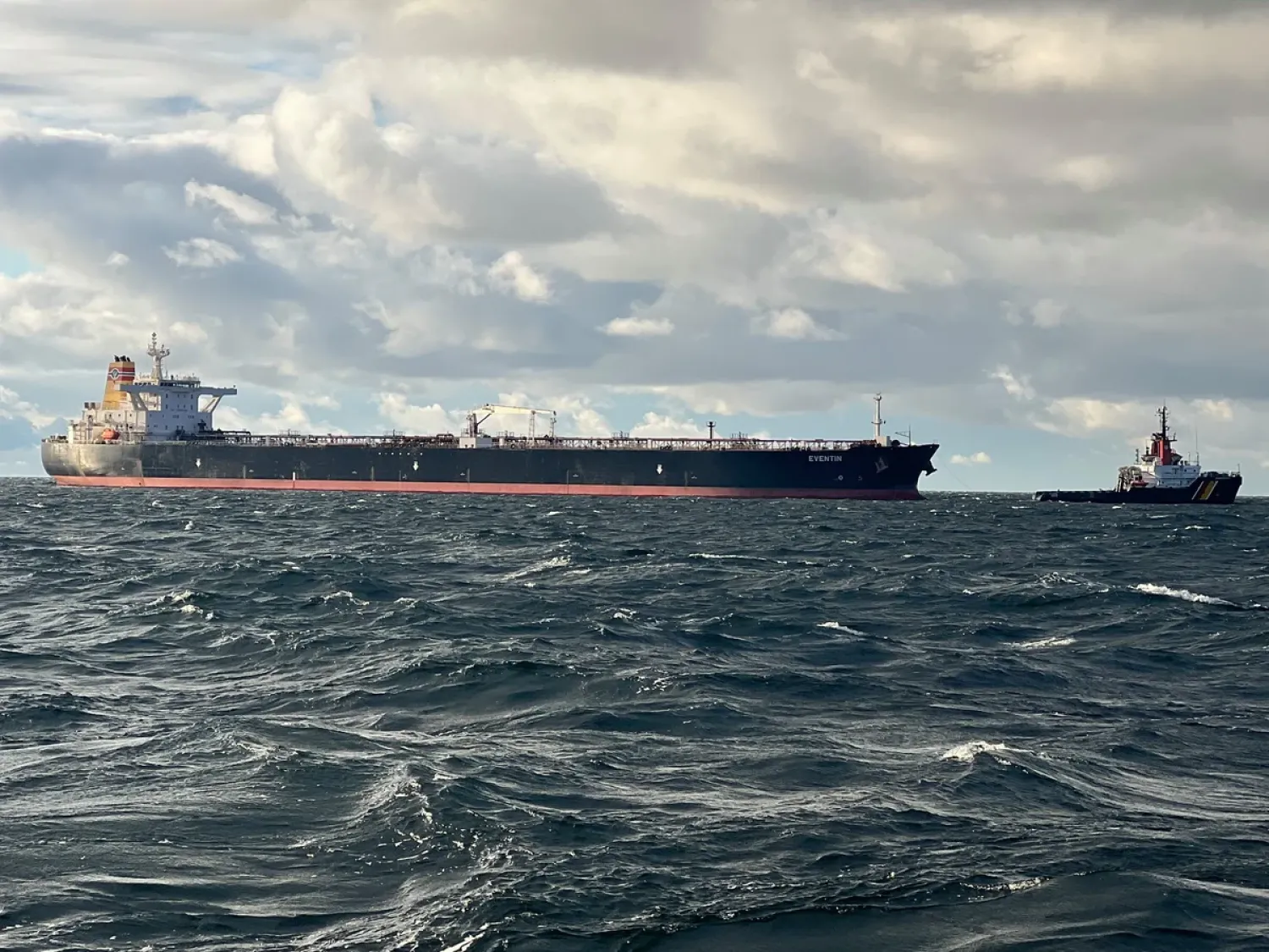 ناقلة نفط تابعة لروسيا في عرض البحر (إكس)