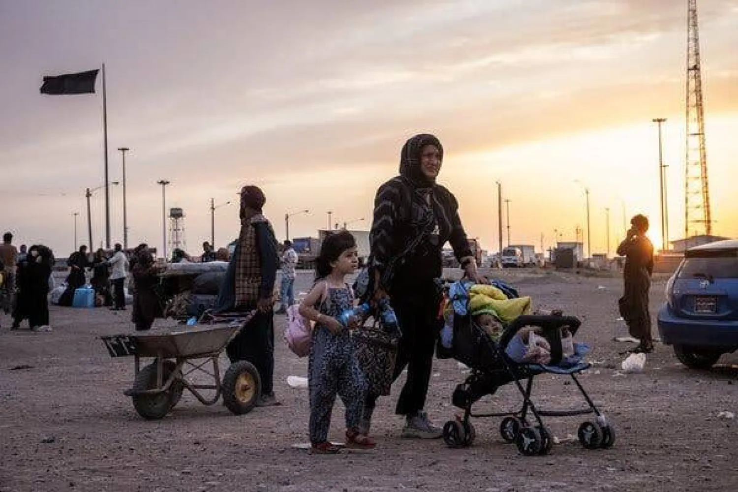 وصل الأفغان المطرودون من إيران إلى «مركز إسلام قلعة» الحدودي في أفغانستان الأسبوع الماضي (نيويورك تايمز)