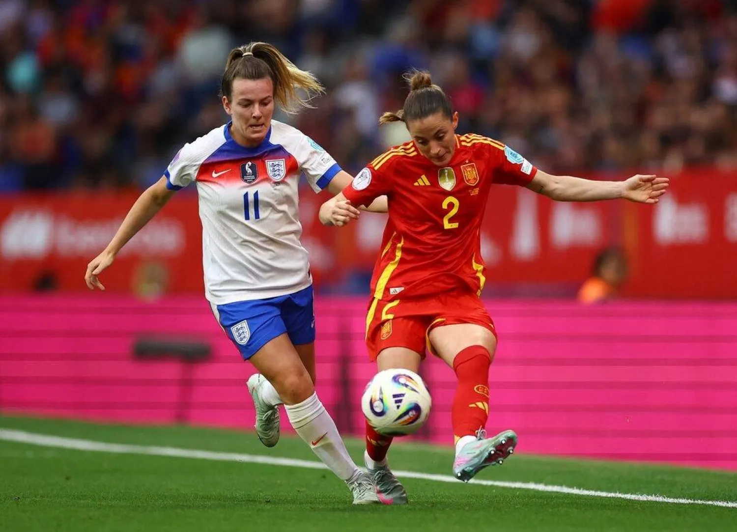سوف تتجدد المنافسة الشرسة بين منتخبي إسبانيا وإنجلترا للسيدات مرة أخرى (رويترز)