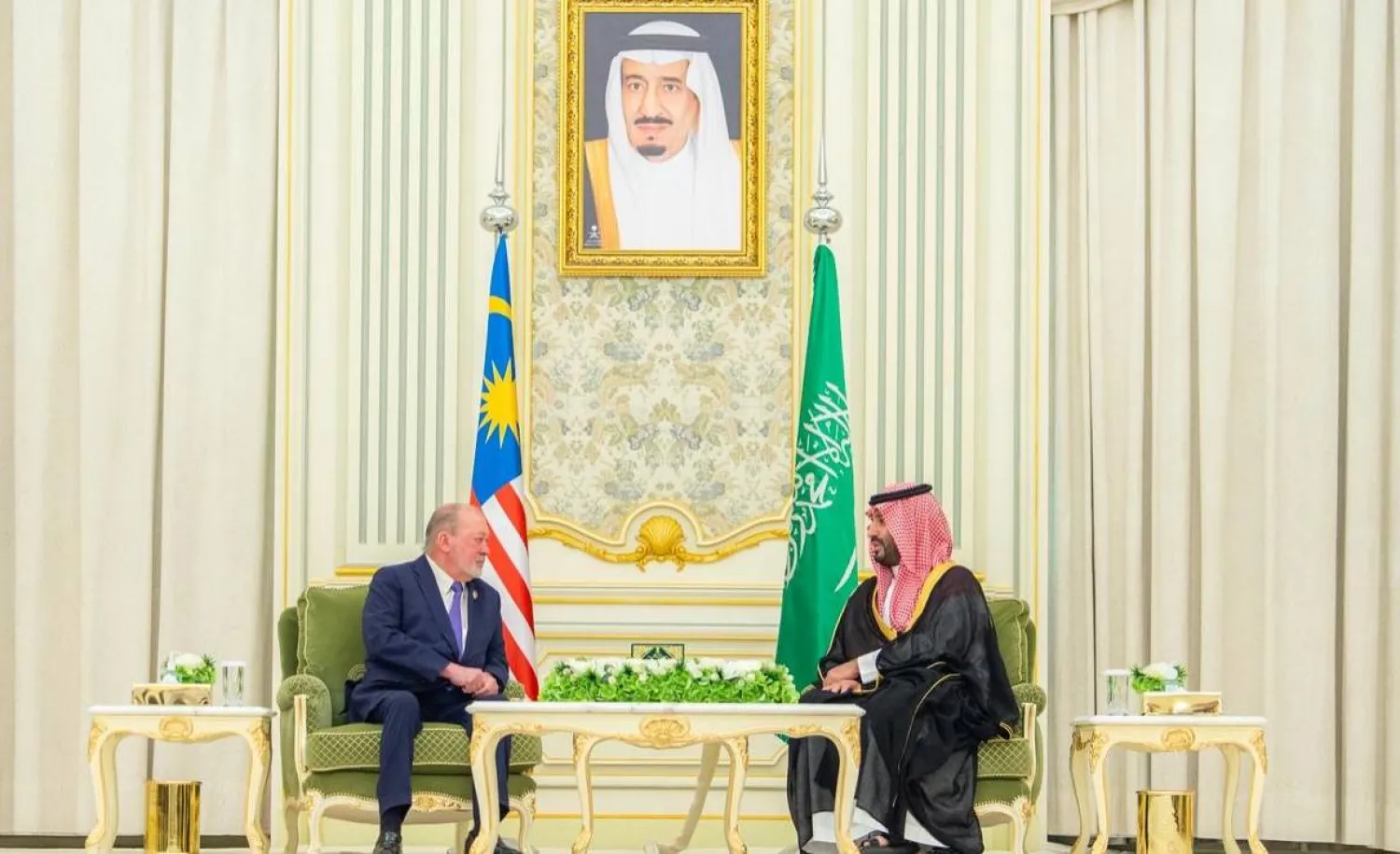 الأمير محمد بن سلمان ولي العهد السعودي والعاهل الماليزي السلطان إبراهيم إسكندر خلال جلسة المباحثات الرسمية في الرياض (واس)