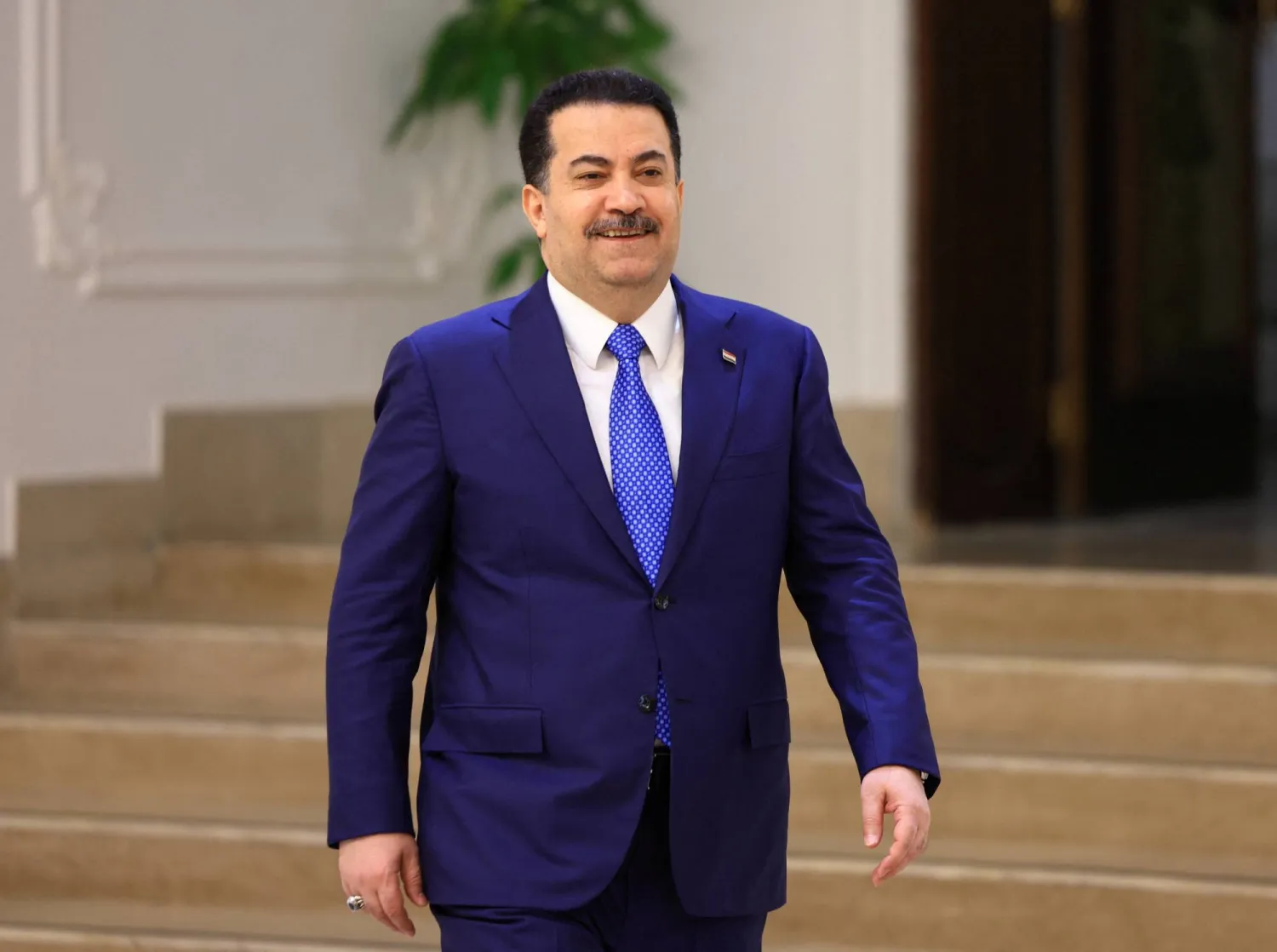 السوداني في طريقه لحضور مقابلة صحافية الاثنين (رويترز)