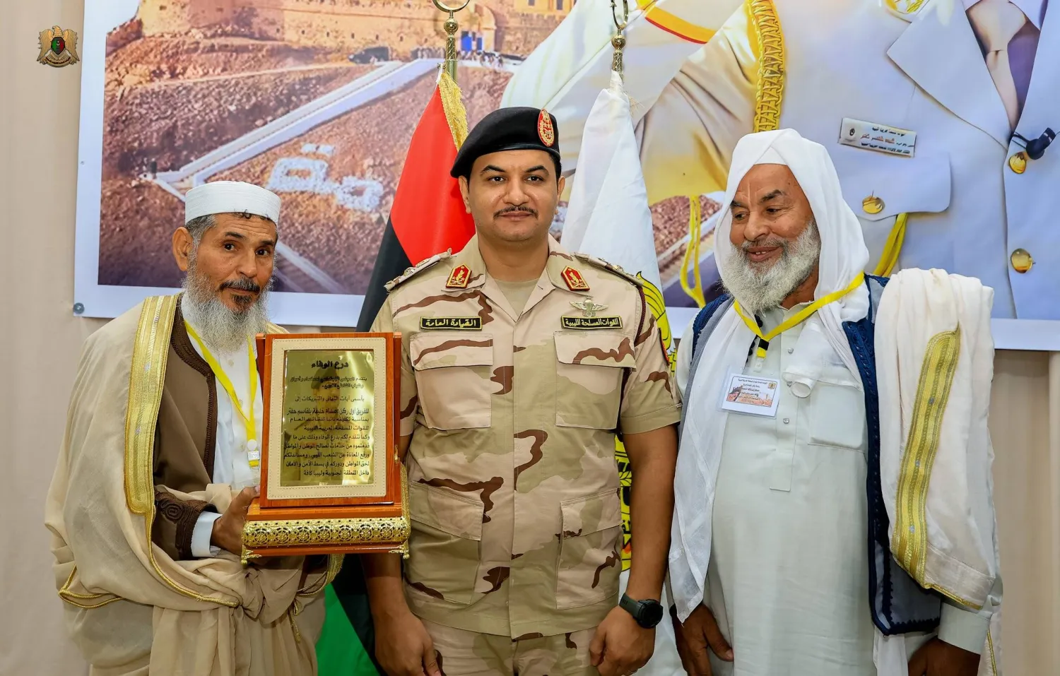 صدام حفتر خلال زيارته براك الشاطئ جنوب غربي ليبيا الاثنين (القيادة العامة)