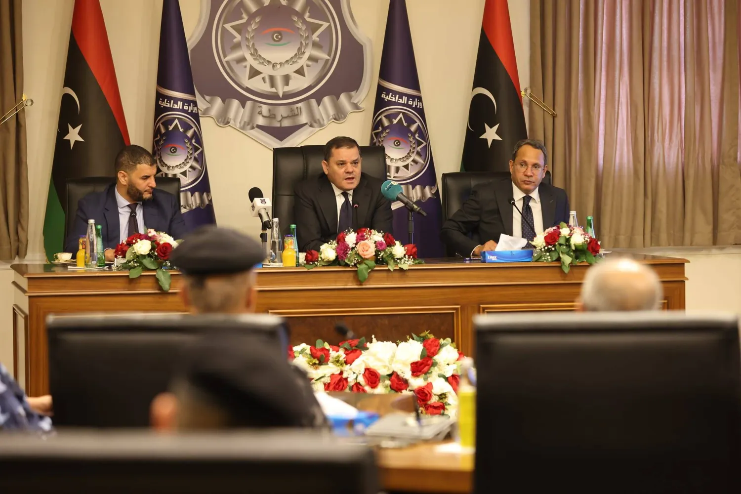 الدبيبة خلال متابعته خطة وزارة الداخلية للمجاهرة بالأمن (الوحدة)