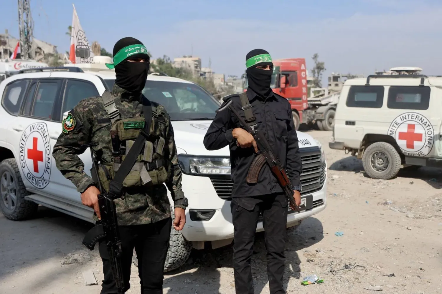 Gazze şehrinde İsrailli rehinelerin cesetlerini arama çalışmaları sırasında Uluslararası Kızılhaç Komitesi (ICRC) araçlarının yanında nöbet tutan Hamas mensupları (AFP)