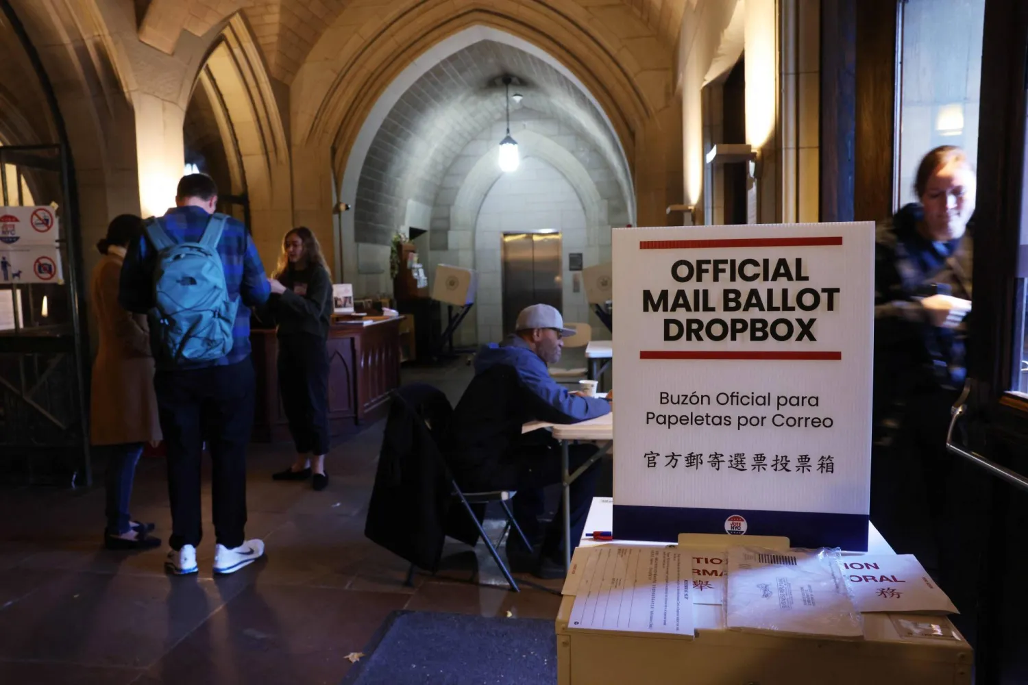 سكان نيويورك يصوّتون لاختيار رئيس بلديتهم الجديد بموقع انتخابي في مانهاتن 4 نوفمبر 2025 (أ.ف.ب)
