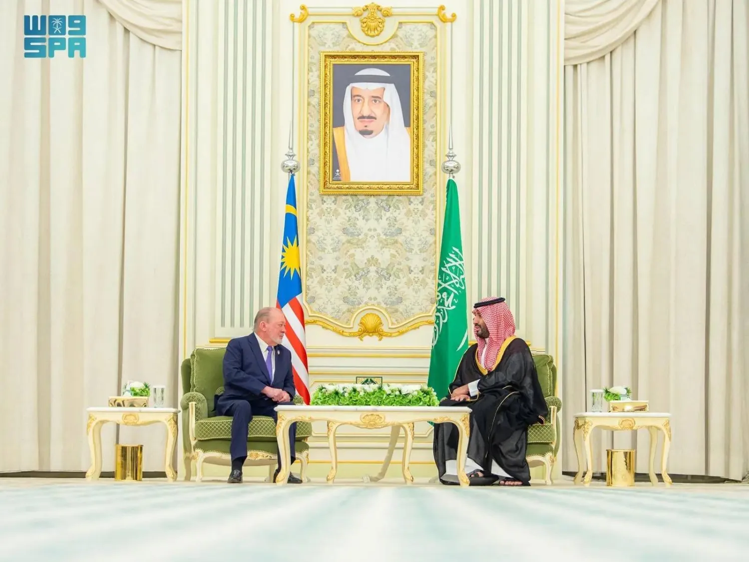 Prince Mohammed bin Salman bin Abdulaziz Al Saud, Saudi Crown Prince and Prime Minister, receives King of Malaysia Sultan Ibrahim Iskandar at the Royal Court in Al-Yamamah Palace in Riyadh on Tuesday. (SPA)