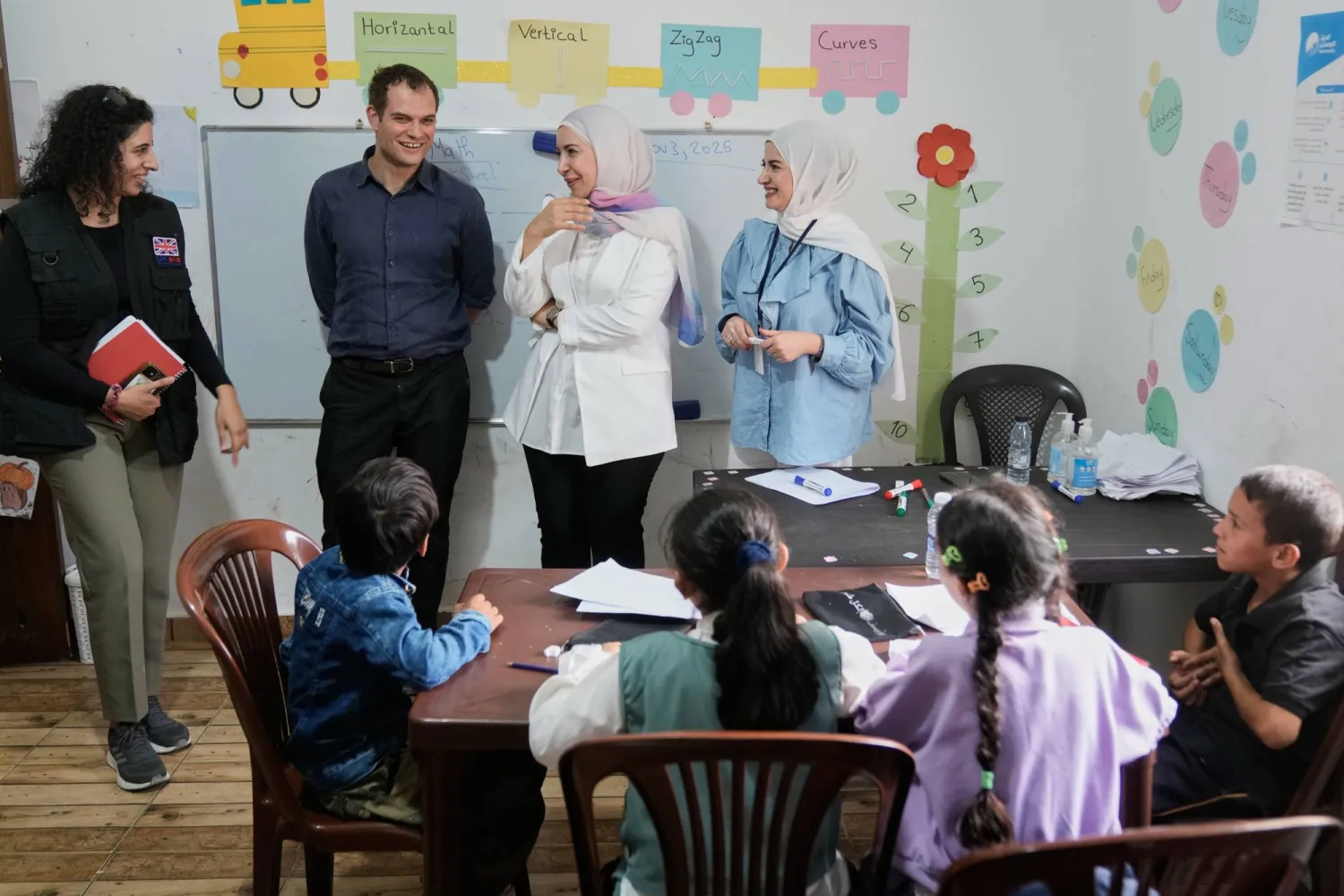 وزير شؤون الشرق الأوسط البريطاني هيمش فولكنر خلال زيارته أحد مراكز «مكاني» للتعليم في قرية صديقين جنوب لبنان الاثنين (أ.ب)