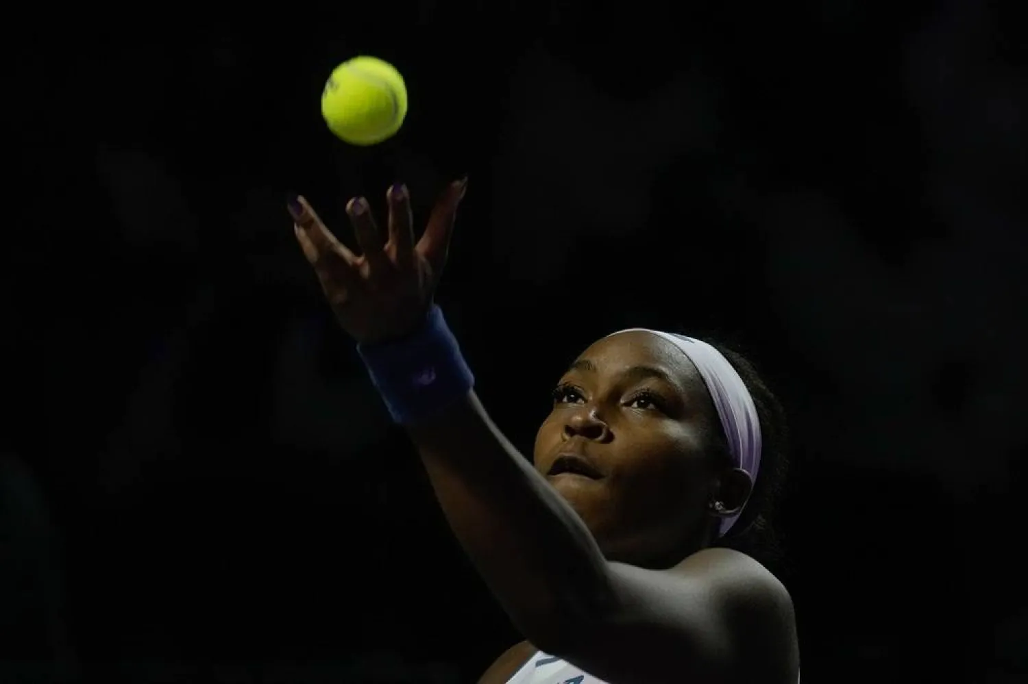  Coco Gauff of the United States plays a shot against Jasmine Paolini of Italy during their women's singles match at the WTA tennis finals in Riyadh, Saudi Arabia, Tuesday, Nov. 4, 2025. (AP) 