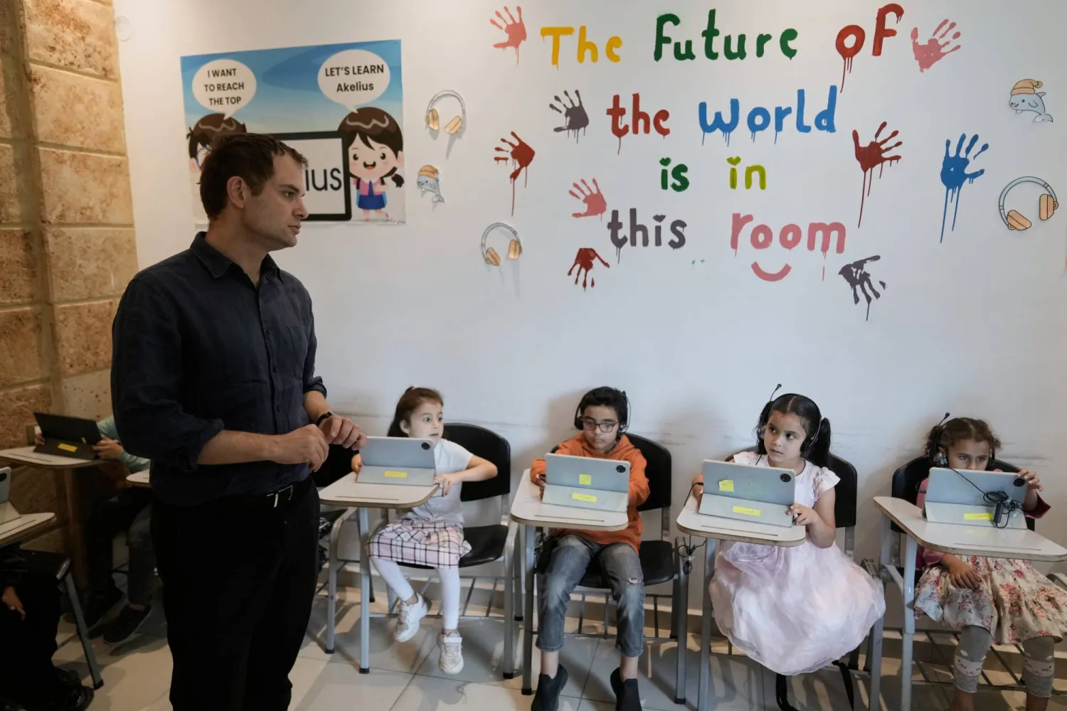 مساعد وزير الخارجية البريطاني لشؤون الشرق الأوسط وشمال أفريقيا هاميش فالكونر (أ.ب)