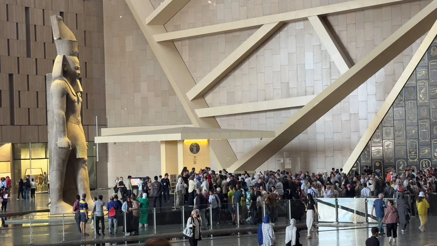 تمثال رمسيس الثاني في البهو العظيم للمتحف (تصوير: عبد الفتاح فرج)