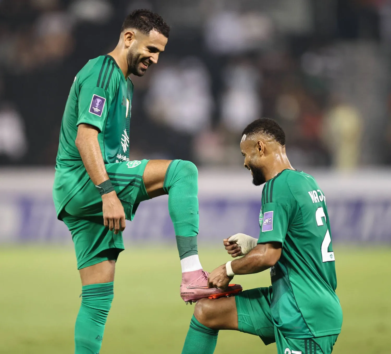 علي مجرشي ورياض محرز وفرحة الهدف الأول (تصوير: سعد العنزي)