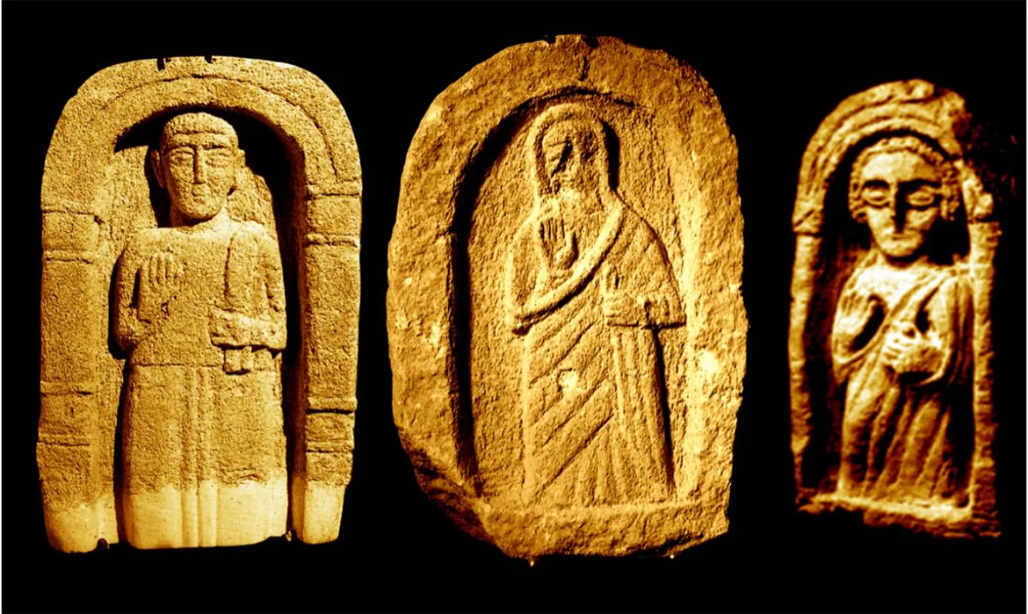 ثلاثة شواهد منحوتة محفوظة في متحف البحرين الوطني بالمنامة