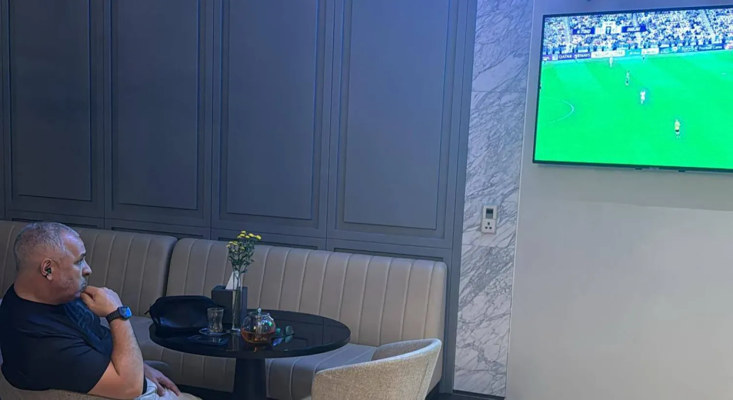 صور خاصة لـ«الشرق الأوسط» تُظهر المدرب بن زكري خلال متابعته لقاء الشارقة والاتحاد (الشرق الأوسط) 