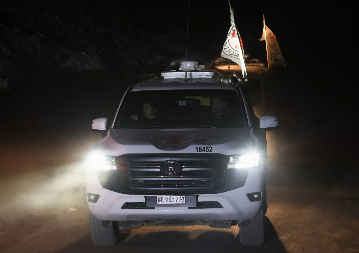 سيارة تابعة للصليب الأحمر تنقل جثة رهينة إسرائيلي في مدينة غزة، 4 نوفمبر 2025 (رويترز)
