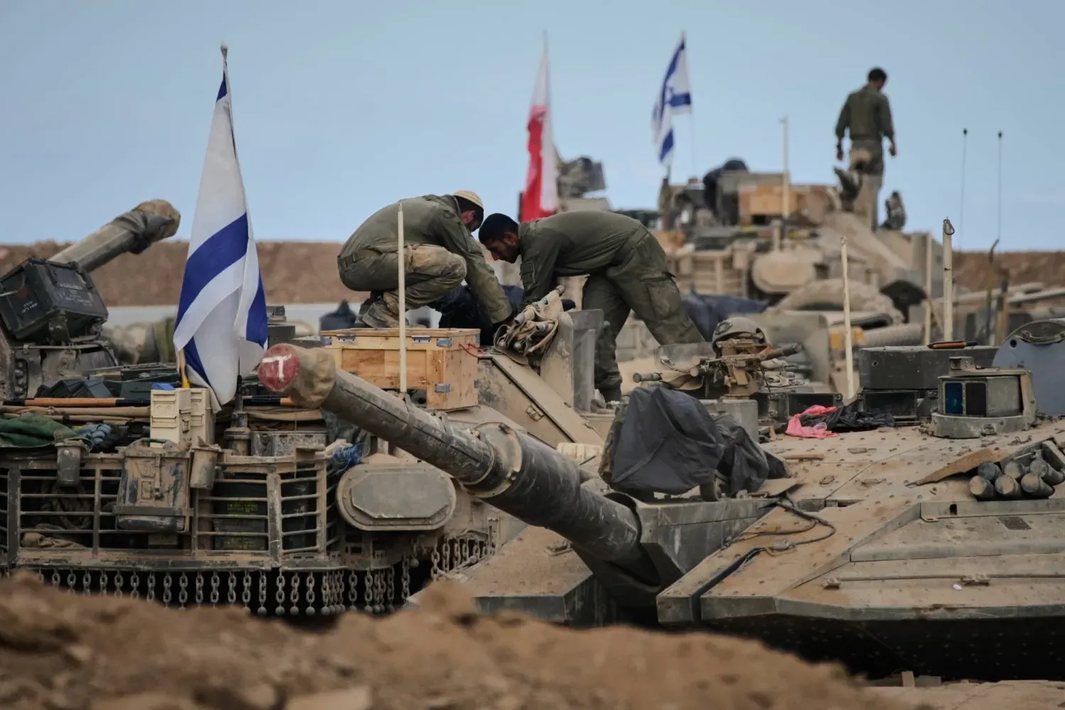 Gazze'deki İsrail askerleri (AP)