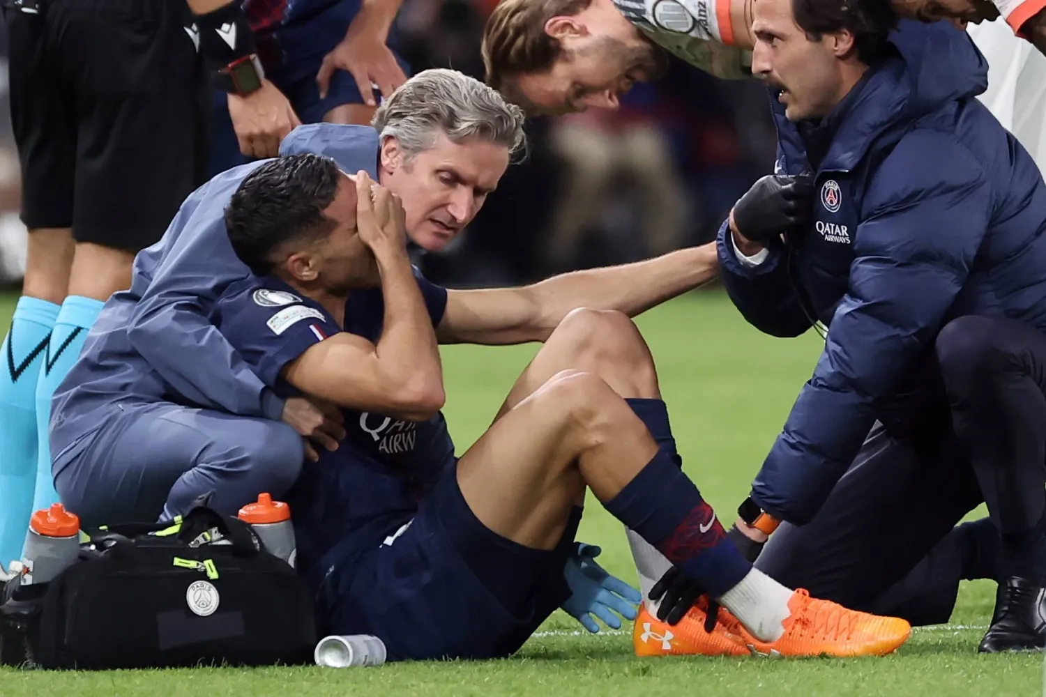 الظهير الأيمن المغربي أشرف حكيمي يبكي ألماً (إ.ب.أ)