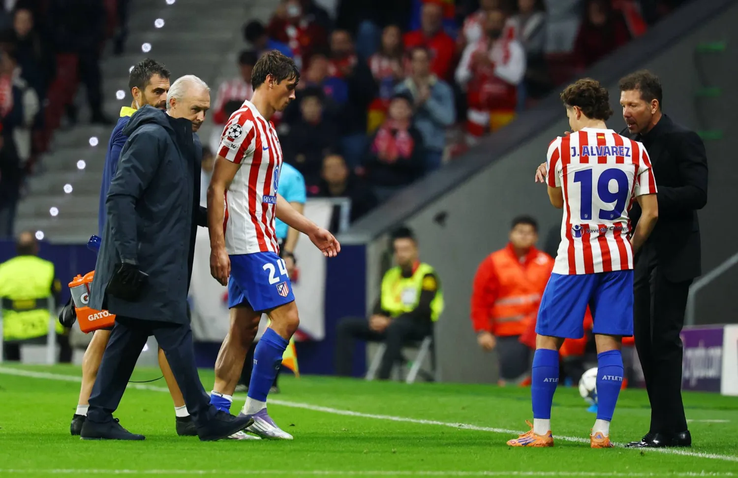 روبن لو نورماند مدافع أتلتيكو مدريد الإسباني يغادر الملعب مصابا (رويترز) 