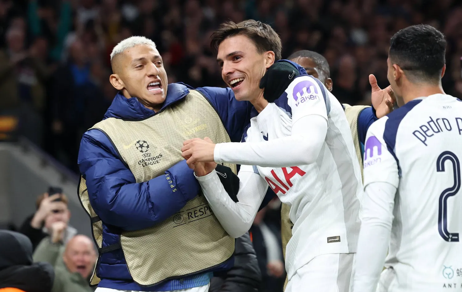 فرحة لاعبي توتنهام بالفوز على كوبنهاغن (إ.ب.أ)