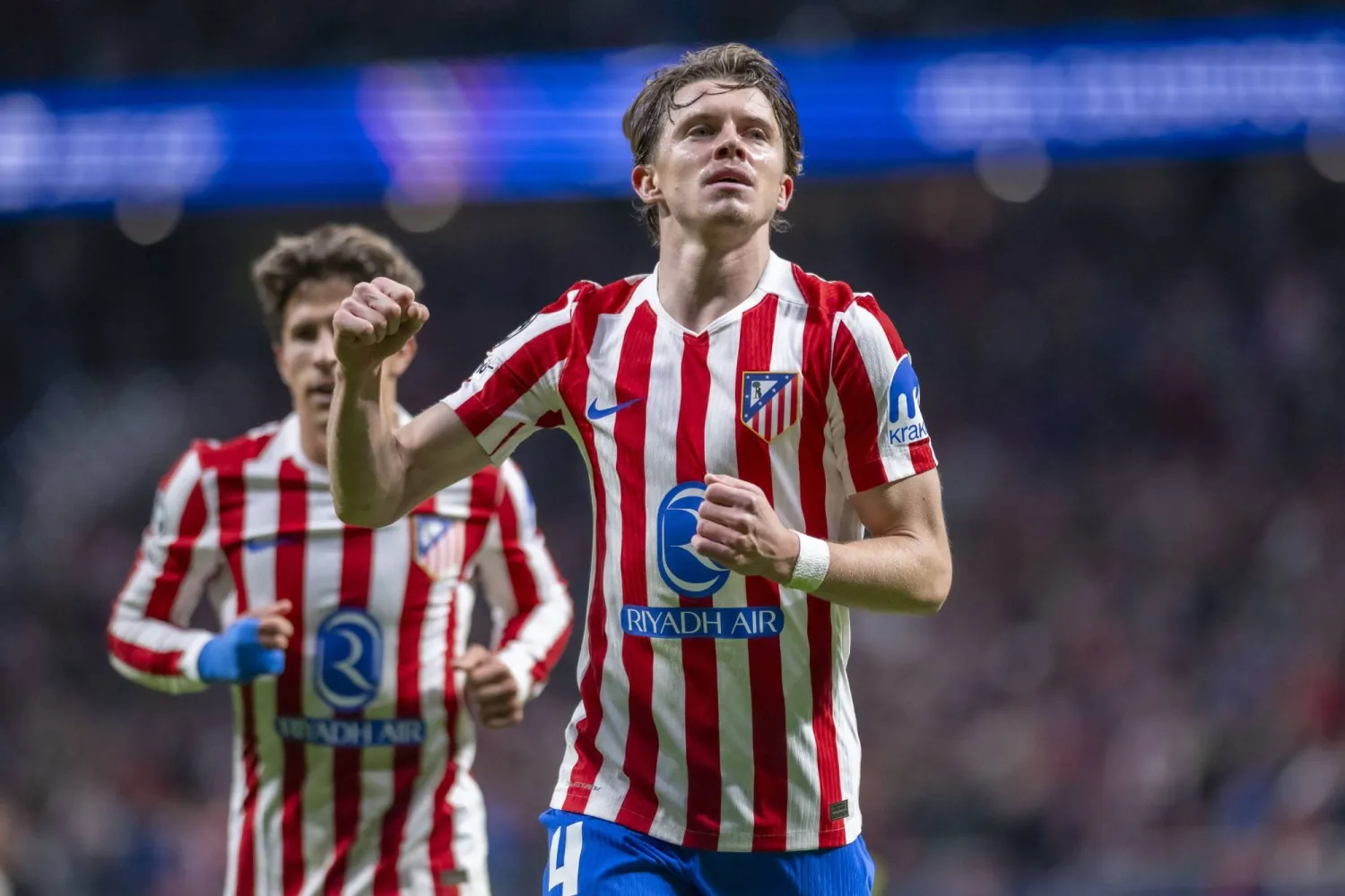 فرحة لاعبي أتليتكو مدريد بالفوز على سان جيلواز (د.ب.أ)