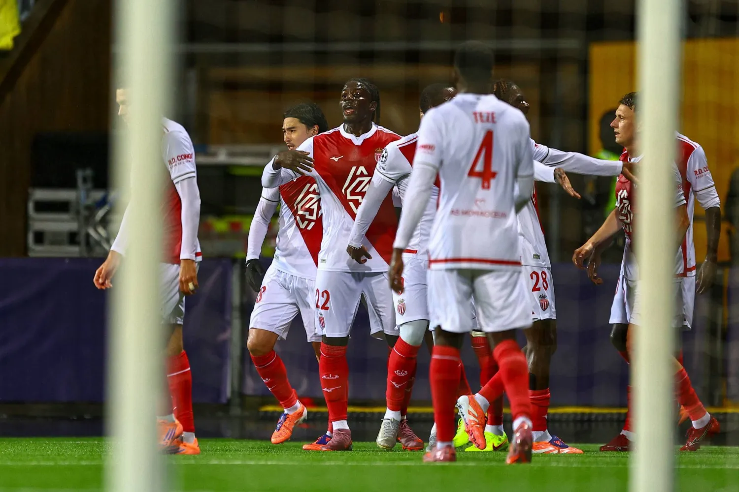 لاعبو موناكو يحتفلون بالفوز على بودو/غليمت بأبطال أوروبا (إ.ب.أ)