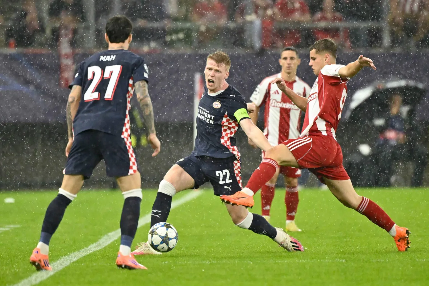 أيندهوفن انتزع التعادل من أولمبياكوس (أ.ف.ب)