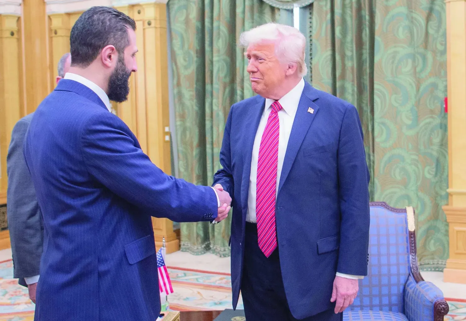 Trump ve Eş-Şara'nın geçen mayıs ayında Riyad'da gerçekleştirdiği görüşmeden (AP)