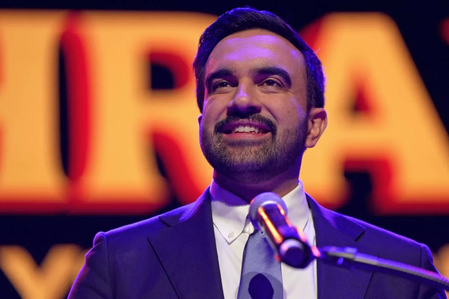 New York Belediye Başkanı seçilen Zahran Mamdani, destekçilerine zafer konuşmasını yapıyor (AFP)