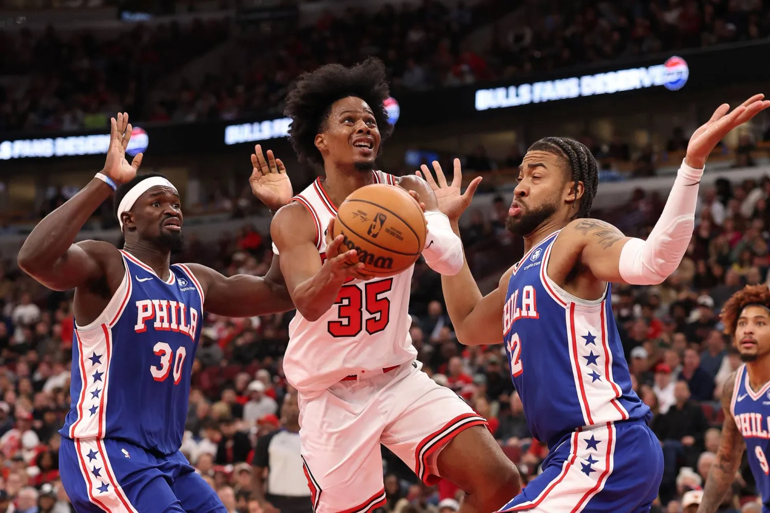 شيكاغو بولز يقلب الطاولة على ضيفه فيلادلفيا سفنتي سيكسرز (أ.ف.ب)