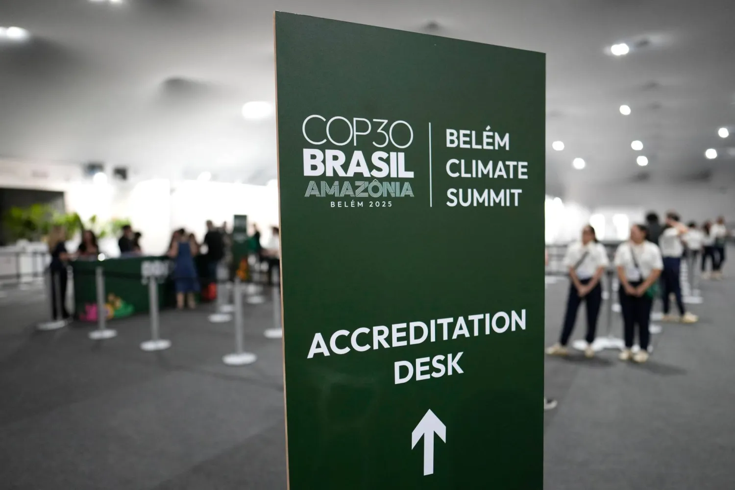 لافتة لقمة الأمم المتحدة للمناخ معروضة في المركز الصحافي في بيليم البرازيل (أ.ب)