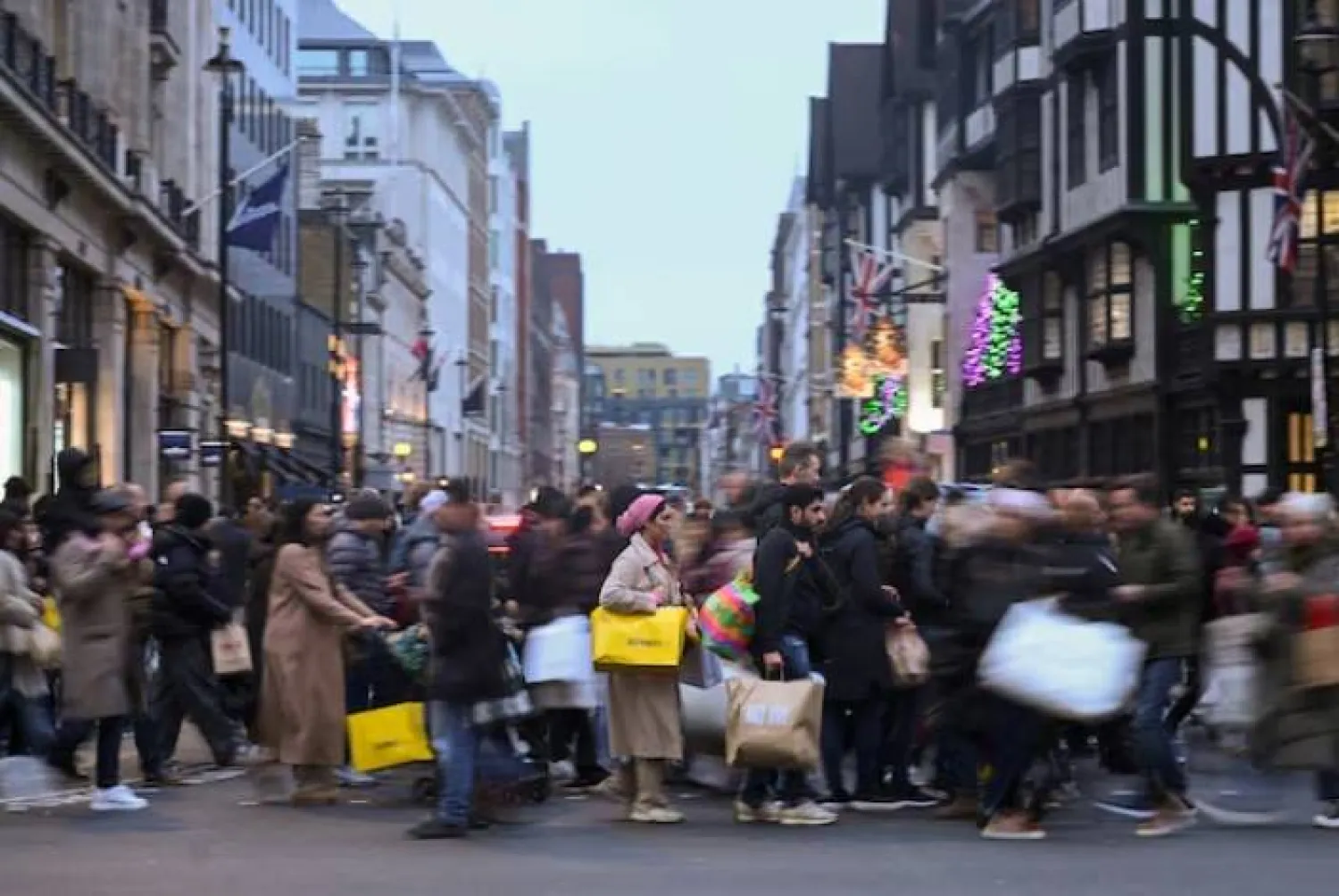 متسوّقون يَعبرون شارع ريجنت بلندن (رويترز)