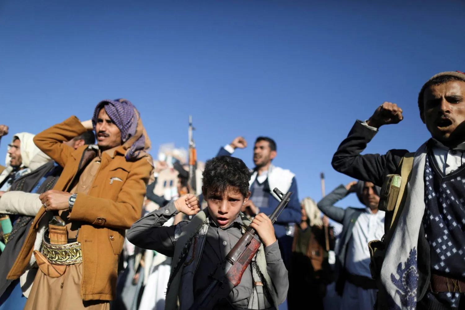 الحوثيون يخصصون أموالاً كبيرة لفعاليات التعبئة والتجنيد ويتجاهلون معاناة السكان (رويترز)